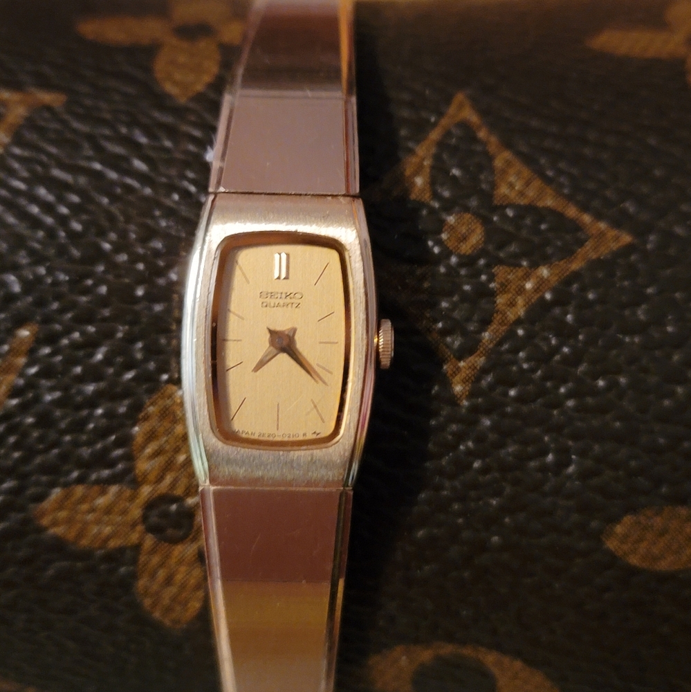 Seiko Goldtone Vintage Quartz R Spring Drive Womens Watch 13mm Face Petite